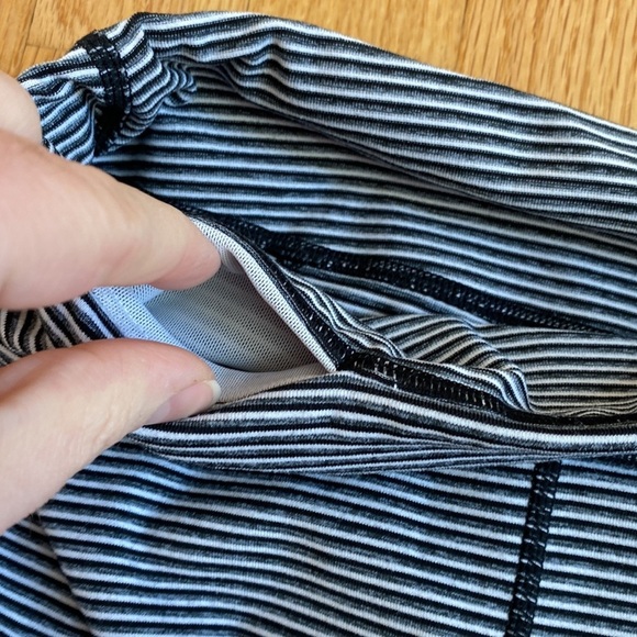 Zella crop leggings in black gray white parallel stripes flattering size medium - Picture 5 of 6